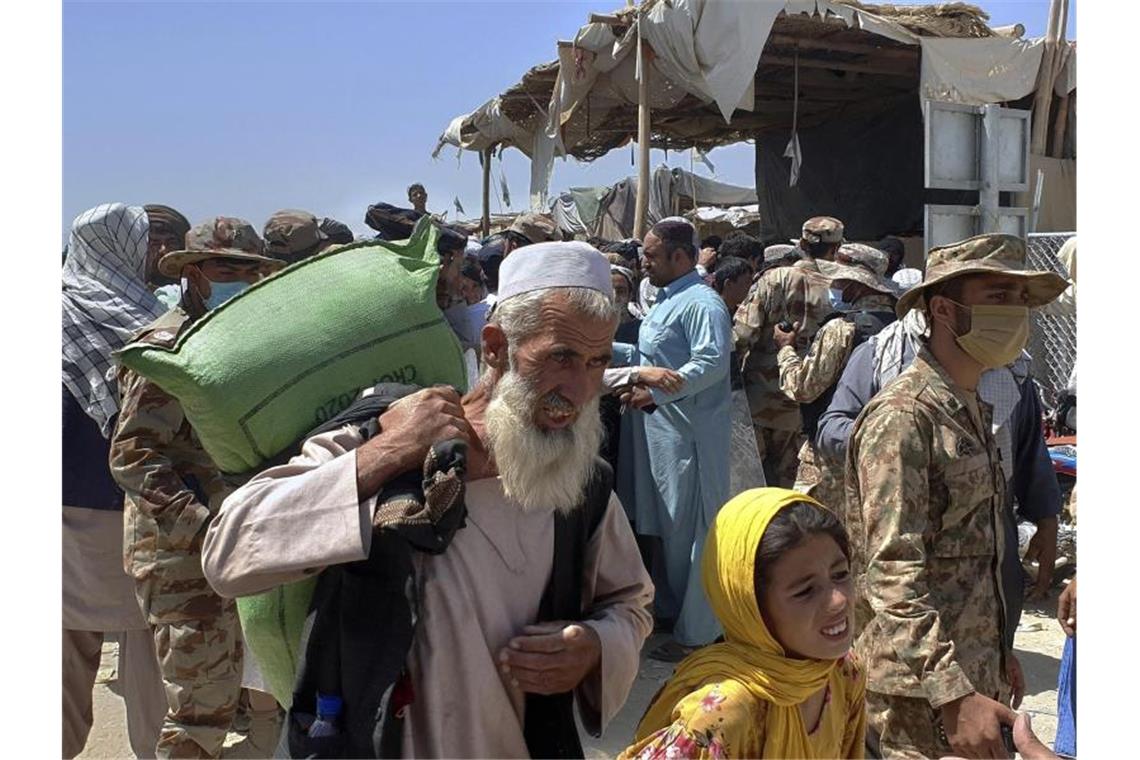Dichtes Gedränge an der pakistanisch-afghanischen Grenze in Chaman. Foto: Jafar Khan/AP/dpa