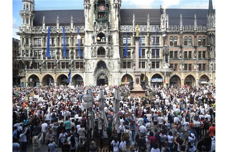 Dichtes Gedränge auf dem Münchener Marienplatz. Foto: Felix Hörhager/dpa