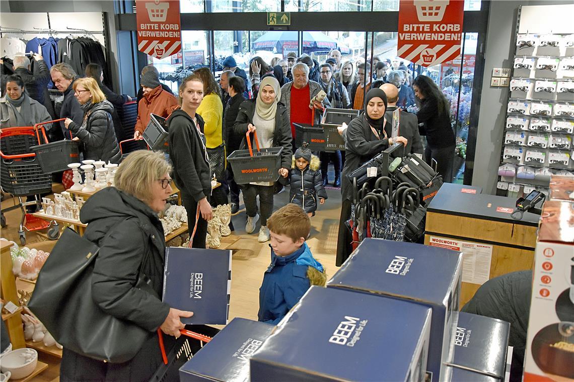 Ansturm auf neue Woolworth-Filiale in Backnang Dichtes Gedränge der Schnäppchenjäger in der neuen Woolworth-Filiale. Foto: Tobias Sellmaier