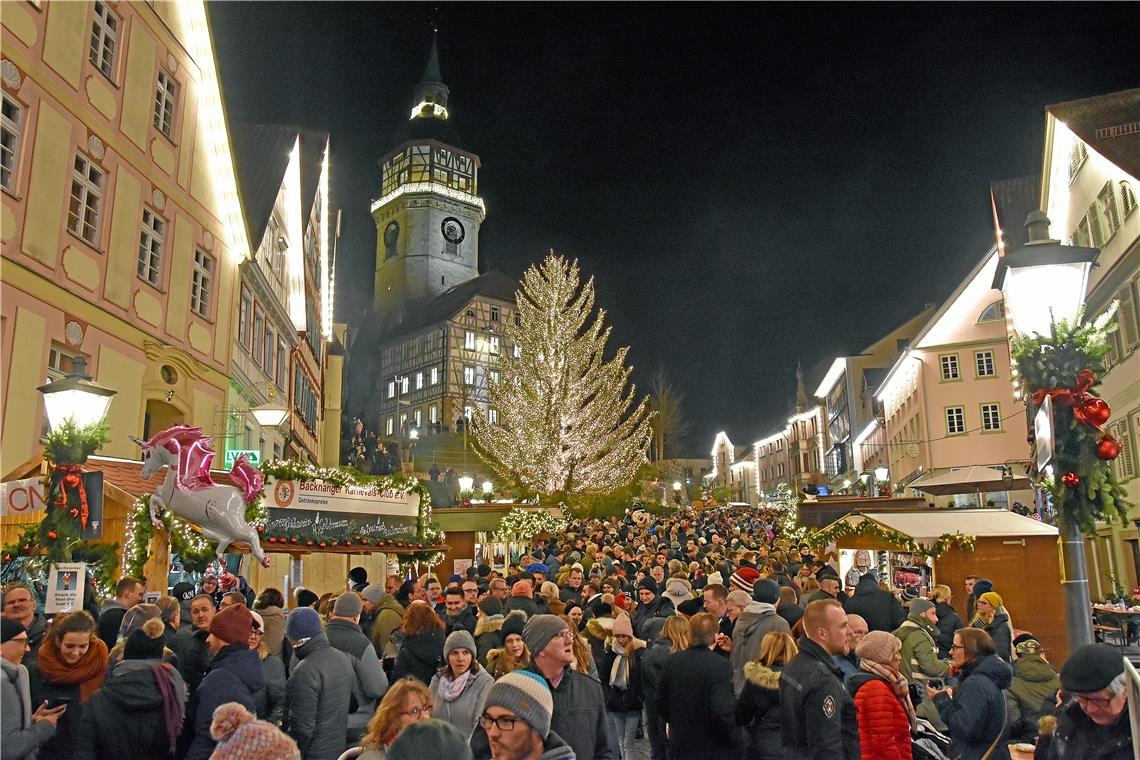 Dichtes Gedränge in der Marktstraße beim Weihnachtsmarkt 2019. Wann so etwas wieder möglich sein wird, weiß zurzeit keiner.Archivfoto: A. Becher