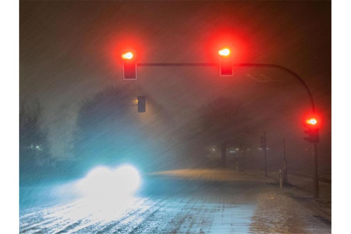 Dichtes Schneetreiben bei Detmold. Behörden hatten appelliert, dass Autofahrer, wenn überhaupt nötig, nur mit vollem Tank, Winterreifen und Decken zum Wärmen loszufahren sollten. Foto: Lino Mirgeler/dpa