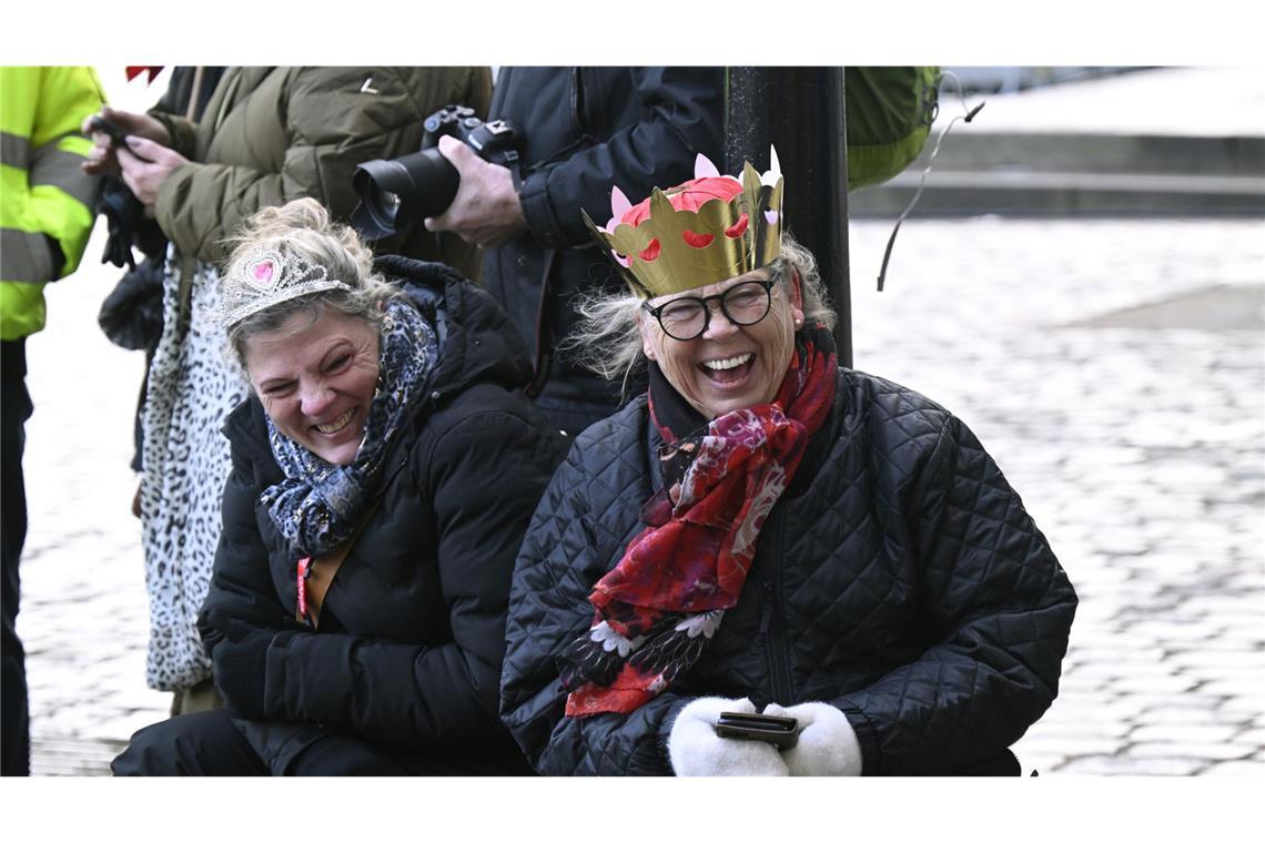 Dick eingepackt gegen den eisigen Wind: Monarchiefans in Kopenhagen.