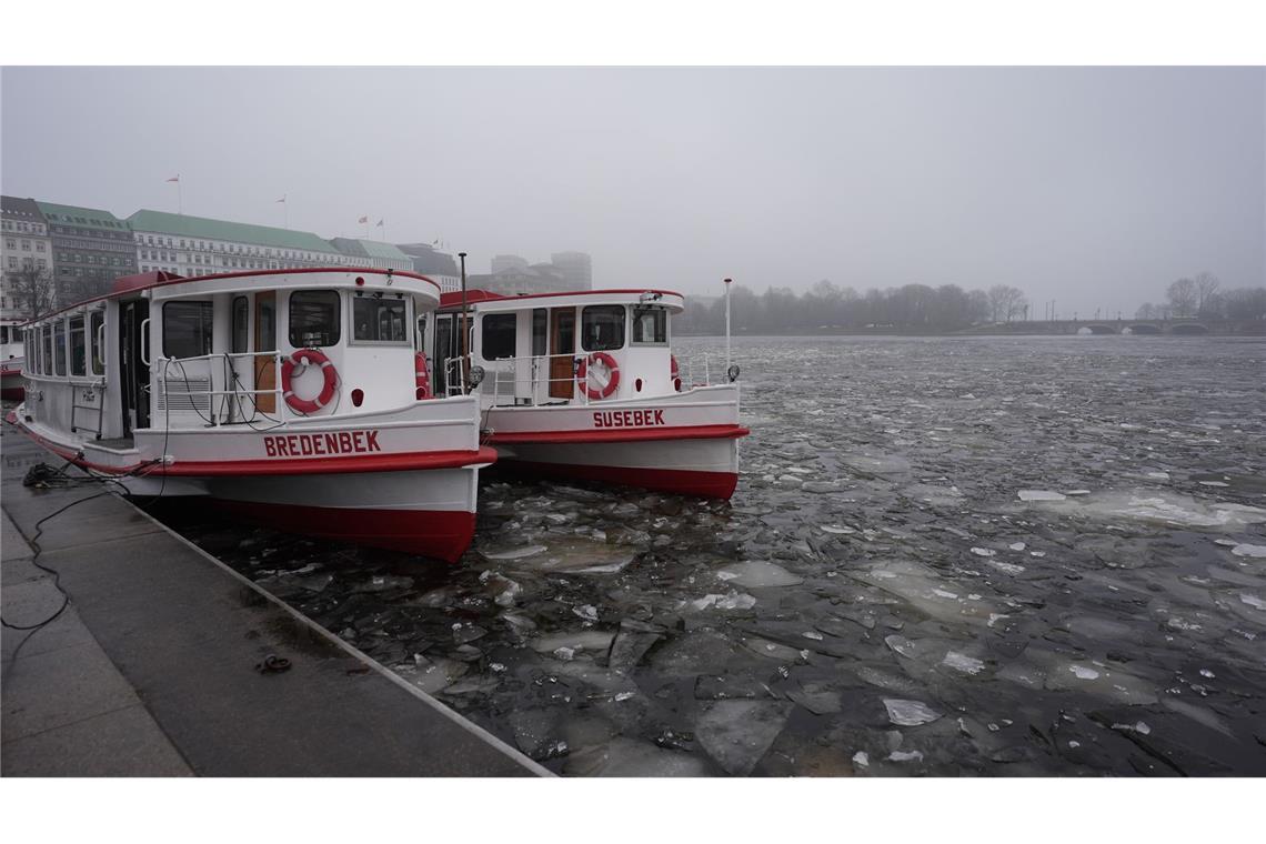 Dicke Eisschollen schwimmen auf der Binnenalster in der Innenstadt von Hamburg.