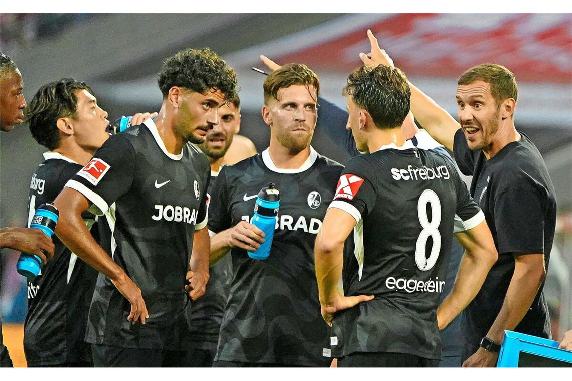 Die Breisgau-Bredouille Dicke Luft beim SC Freiburg: Trainer Julian Schuster (re.) mit einer deutlichen Ansage an seine Profis nach dem schwachen Auftritt beim 1. FC Köln