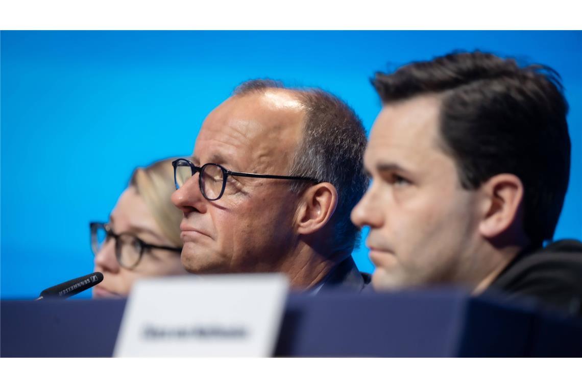 Dicke Luft in der Union: Friedrich Merz (Mi.) nach seiner Rede, mit Johannes Winke (re.), Bundesvorsitzender der Jungen Union und Mitglied Junge Gruppe der CDU-CSU-Bundestagsfraktion.