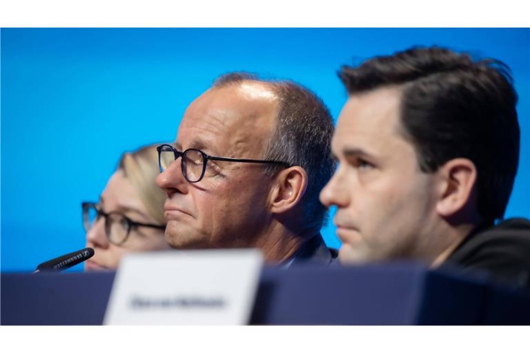 Dicke Luft in der Union: Friedrich Merz (Mi.) nach seiner Rede, mit Johannes Winke (re.), Bundesvorsitzender der Jungen Union und Mitglied Junge Gruppe der CDU-CSU-Bundestagsfraktion.