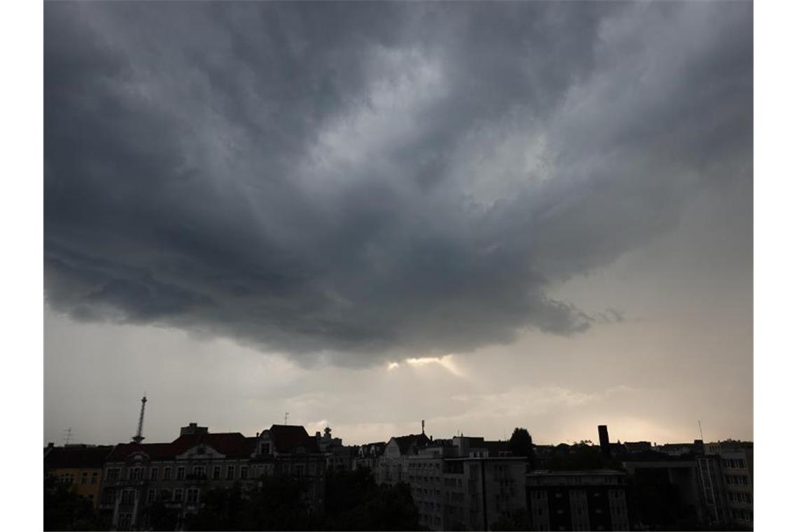 Kräftige Unwetter in einigen Regionen Deutschlands Dicke Regenwolken verdunkelten den Himmel über Berlin. Foto: Kathrin Deckart/dpa