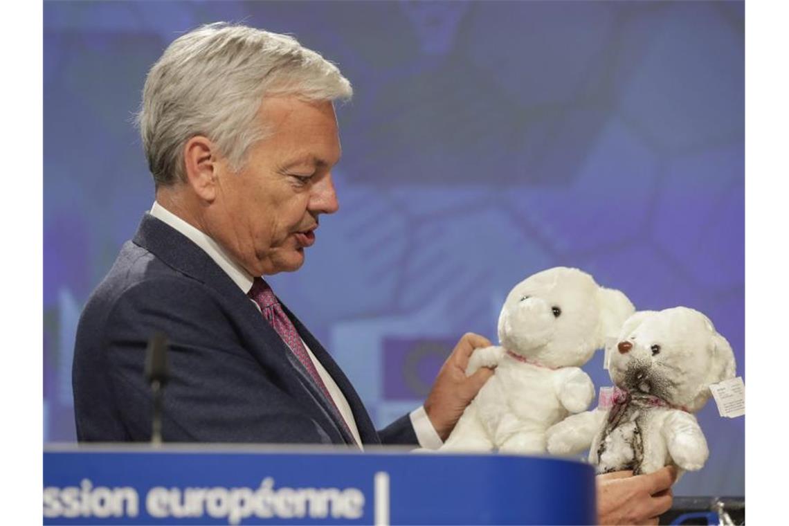 Didier Reynders, EU-Kommissar für Justiz und Rechtsstaatlichkeit, hält während einer Pressekonferenz Teddybären in der Hand. Foto: Stephanie Lecocq/EPA Pool/AP/dpa