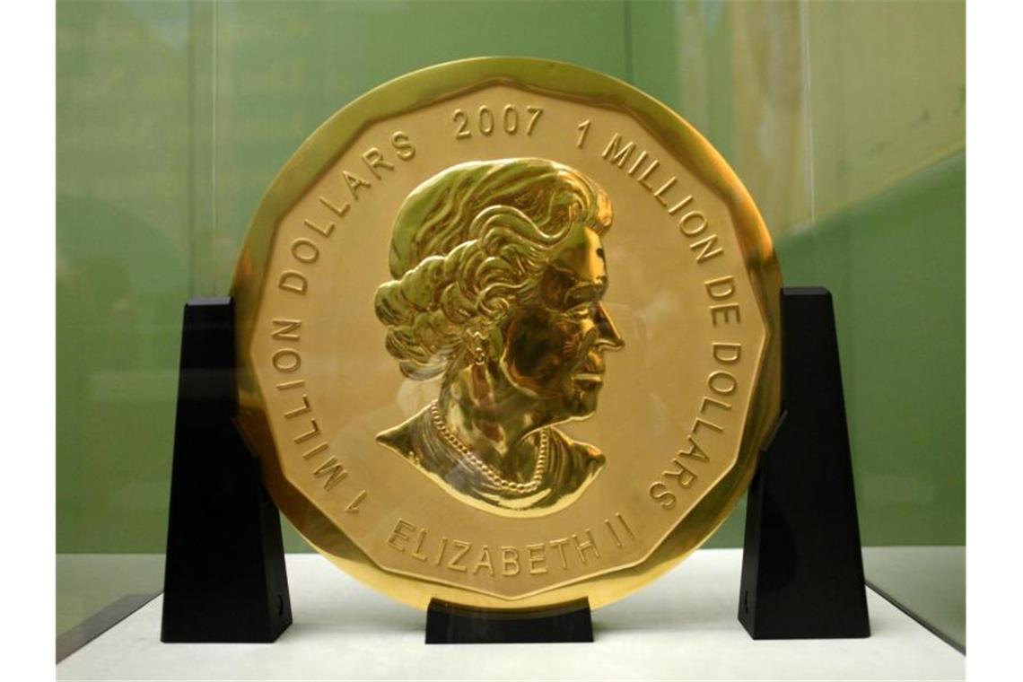 Die 100 Kilogramm schwere Goldmünze „Big Maple Leaf“ im Bode-Museum in Berlin. Foto: Marcel Mettelsiefen/dpa
