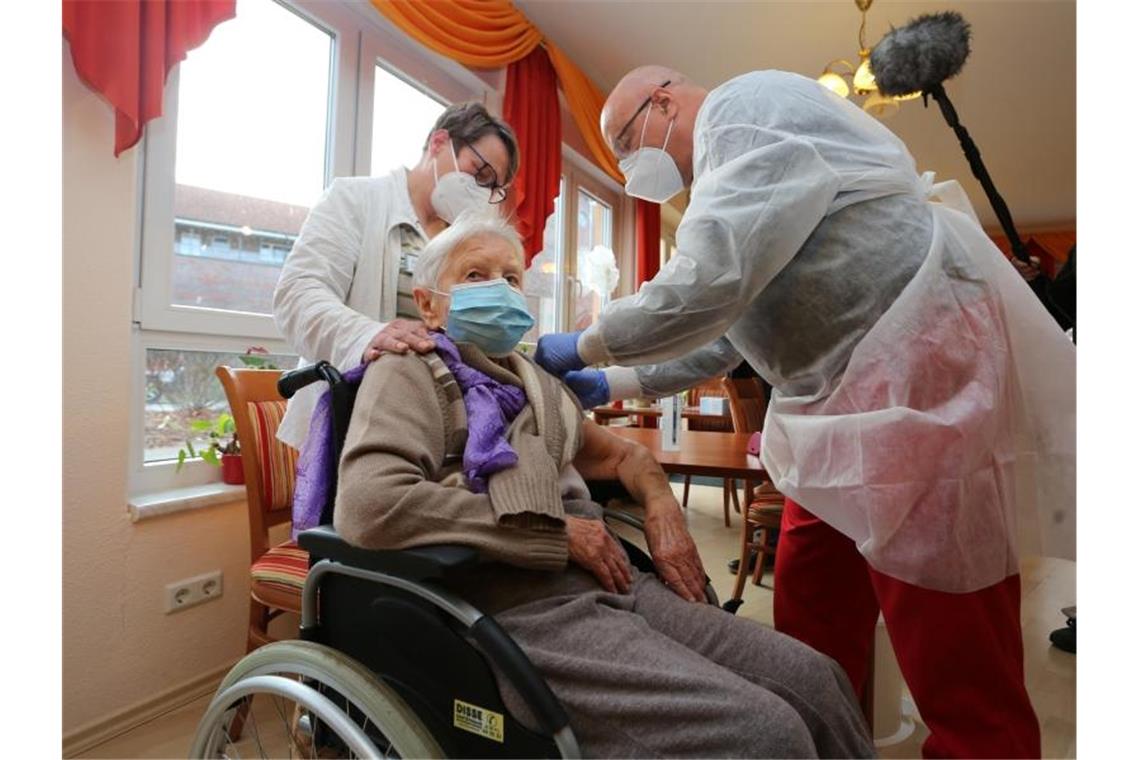 Die 101-jährige Edith Kwoizalla ist die erste, die am Samstag vor dem offiziellen Impfstart in Deutschland gegen Corona geimpft wurde. Foto: Matthias Bein/dpa-Zentralbild/dpa