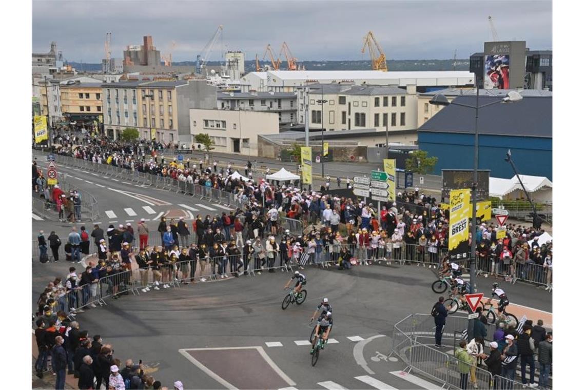 Die 108. Tour de France startet in Brest: Zuschauer verfolgen die Präsentation der Teams. Foto: David Stockman/BELGA/dpa
