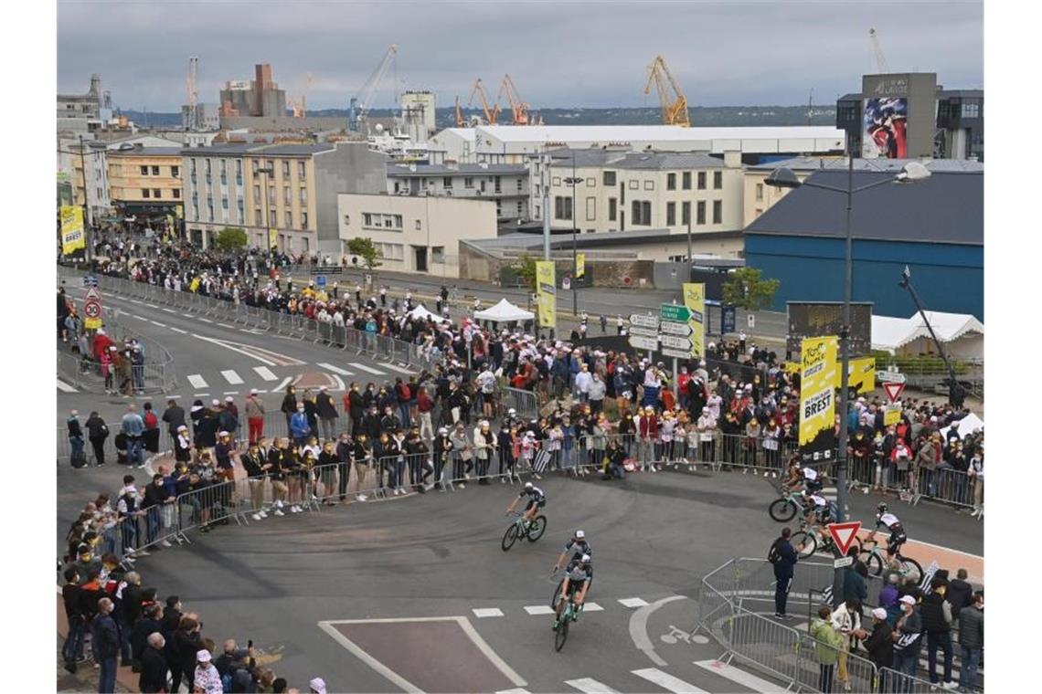 Das ABC zur 108. Tour de France Die 108. Tour de France startet in Brest: Zuschauer verfolgen die Präsentation der Teams. Foto: David Stockman/BELGA/dpa
