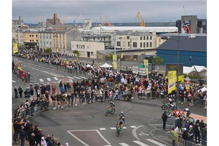 Die 108. Tour de France startet in Brest: Zuschauer verfolgen die Präsentation der Teams. Foto: David Stockman/BELGA/dpa