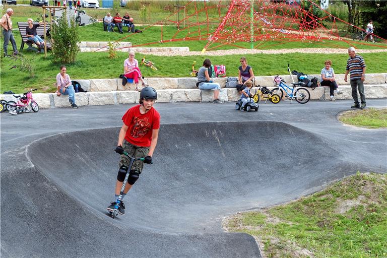 Die 13-jährige Cleo dreht mit dem Cityroller ihre Runden auf dem Pumptrack. Foto: J. Fiedler
