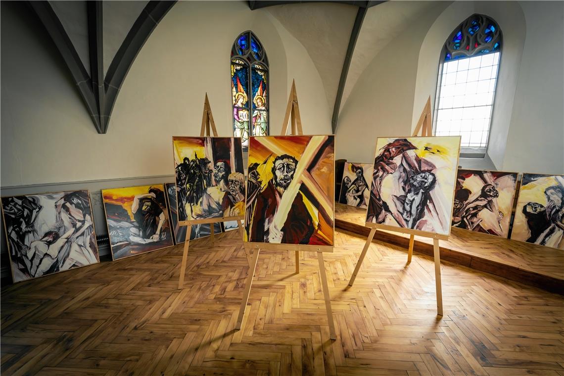 Die 14 Bilder des Zyklus „Der Kreuzweg“ werden in der Karwoche im Chor der Stiftskirche zu sehen sein. Foto: Alexander Becher