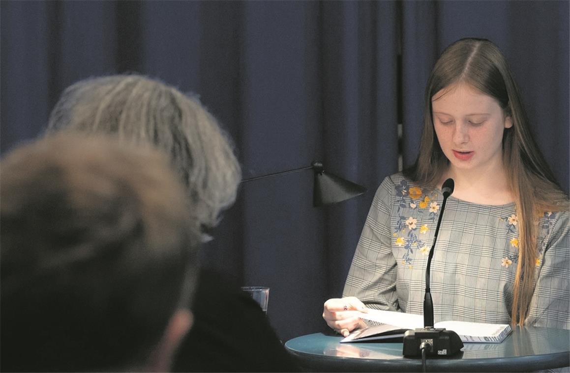 Vom Schulalltag und vom Erwachsenwerden Die 14-jährige Annika Vetter erschrieb sich mit „Luca, Lou und die Sache mit der Spinne“ den ersten Platz beim Schreibwettbewerb in der Jugendkategorie. Bei der Lesung in der Stadtbücherei nimmt sie die Besucher in ihre Gedankenwelt mit. Foto: J. Fiedler