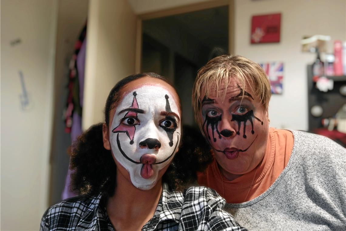 Die 14-jährige Lou-Ann und ihre Mutter Fabienne Dusser feiern zu Hause Halloween. Nur Fabiennes Partner gehört sozusagen noch zum Haushalt. Die kleine Familie versucht, sich auch in Coronazeiten kleine Oasen der Fröhlichkeit zu schaffen.