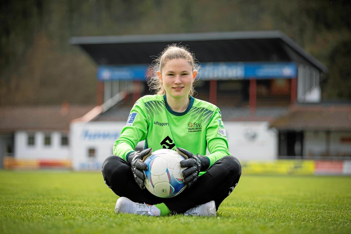 Hannah Götzer träumt vom Nationalteam Die 15-jährige Fußballtorhüterin Hannah Götzer aus Backnang hält den Ball fest. Foto: A. Becher