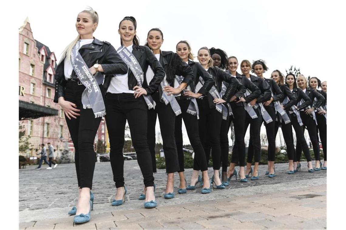 Die 16 Kandidatinnen für die Wahl der diesjährigen „Miss Germany“ stehen nebeinander. Foto: Patrick Seeger/dpa/Archivbild