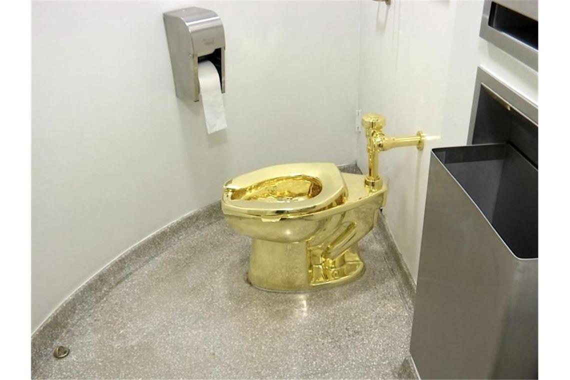 Die 18-karätige goldene Toilette „America“ stammt von dem italienischen Künstler Maurizio Cattelan. Foto: AP