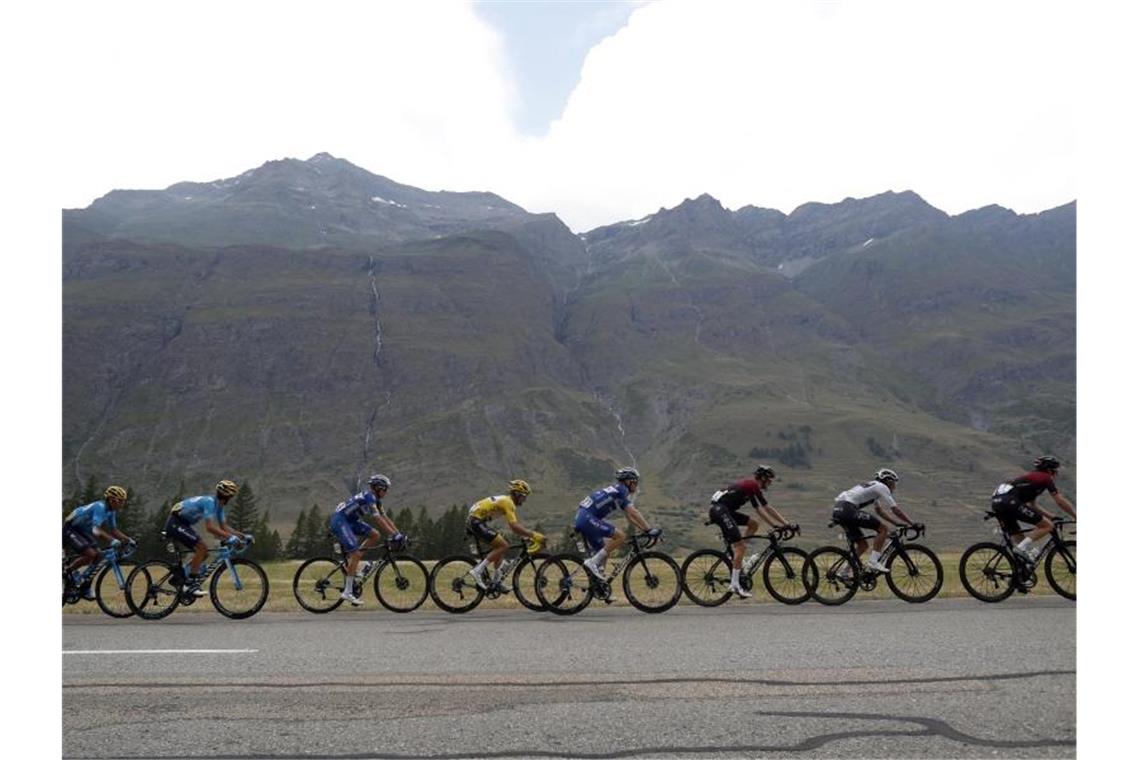 Schlammlawine stoppt Alpen-Spektakel - Bernal holt Gelb Die 19. Etappe der 106. Tour de France wurde vorzeitig abgebrochen. Foto: bThibault Camus/AP