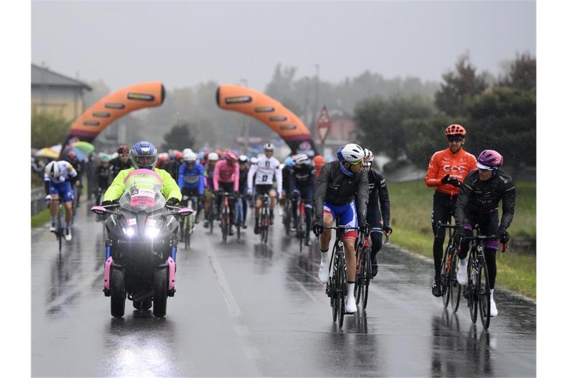 Die 19. Giro-Etappe wurde nach einem Fahrer-Protest verkürzt und neu gestartet. Foto: Fabioferrari/LaPresse via ZUMA Press/dpa