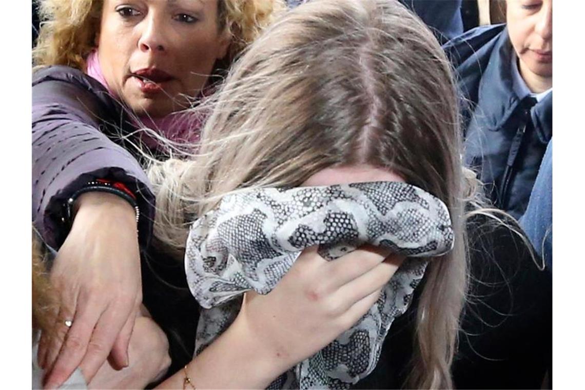 Die 19-jährige Britin trifft vor dem Gericht in Famagusta ein. Foto: Petros Karadjias/AP/dpa