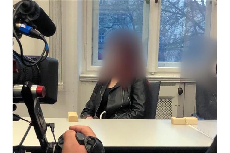 Die 19-Jährige im Landgericht Bamberg auf der Anklagebank. Foto: Gregor Bauernfeind/dpa