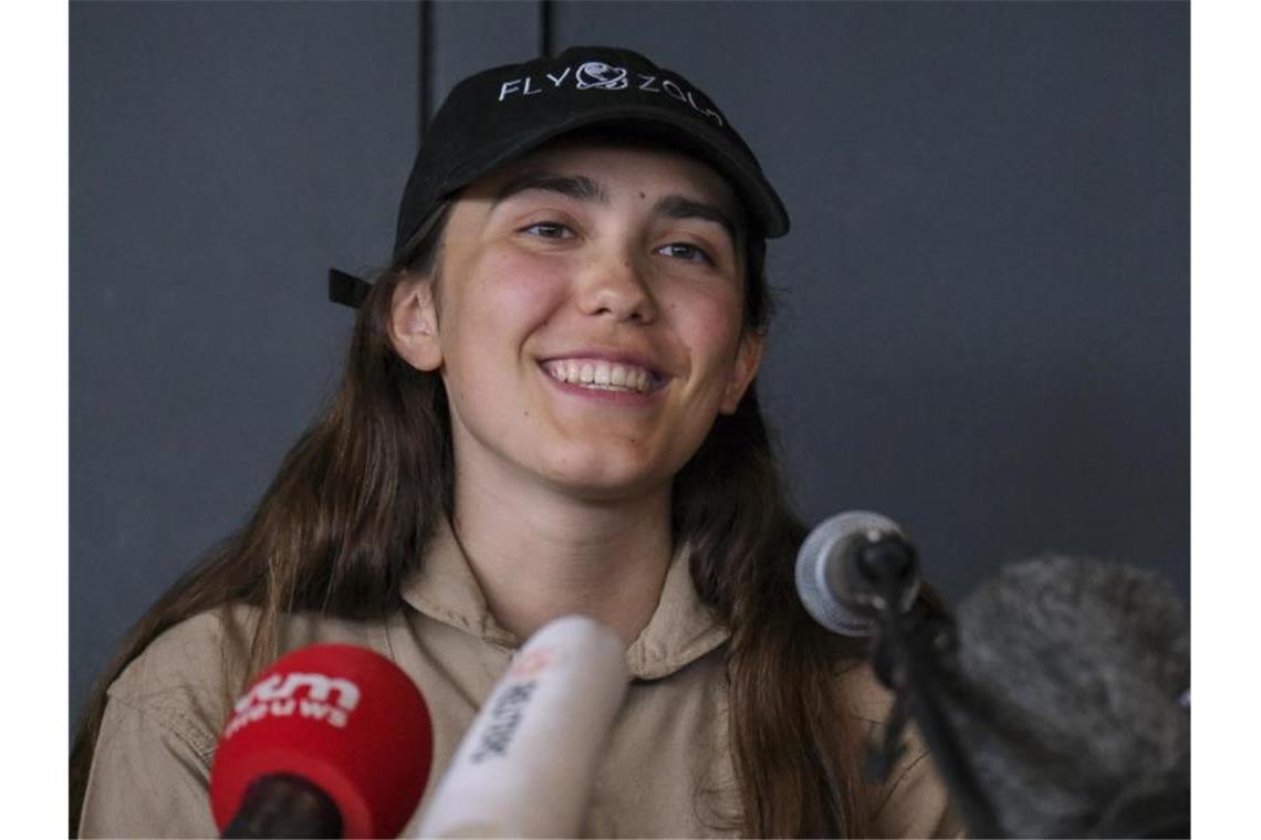19-jährige Pilotin fliegt um die Welt Die 19-jährige Zara Rutherford kurz vor dem Start zu ihrer Weltumrundung im belgischen Ort Wevelgem im August. Foto: Nicolas Maeterlinck/BELGA/dpa