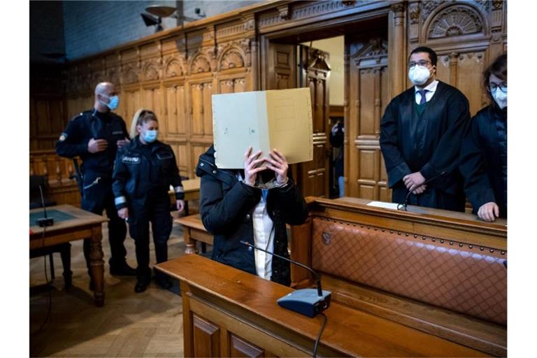 Die 24-jährige Angeklagte wird in den Gerichtssaal in Bremen geführt. Foto: Sina Schuldt/dpa