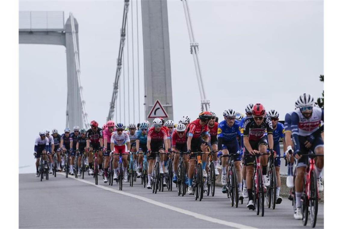 Die 3. Etappe der Tour de France führte das Fahrerfeld über 182,9 Kilometer von Lorient nach Pontivy. Foto: Daniel Cole/AP/dpa