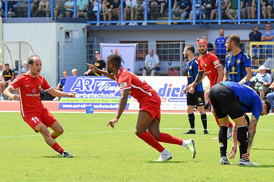 Die 30. Minute im Stadion Oberwerth in Koblenz: Torschütze Anthony Mbem-Som Nyamsi (Zweiter von links) bejubelt mit Fabian Benko das 1:0 der Großaspacher. Fotos: Tobias Sellmaier