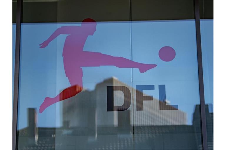 Die 36 DFL-Clubs beraten am Dienstag, wie es in der Corona-Krise weitergeht. Foto: Frank Rumpenhorst/dpa