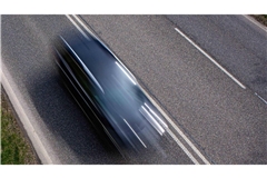 Die 40-Jährige sprang an einer Ampel vom Rücksitz aus dem Fahrzeug.