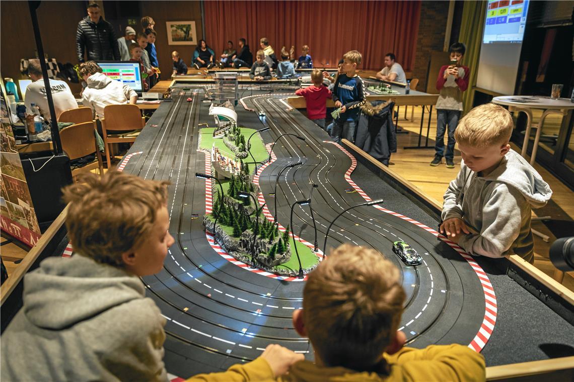 Die 40 Meter lange Carrerabahn im Zentrum der Matthäusgemeinde begeistert nicht nur die Kinder, sondern löst auch bei manchem Elternteil Nostalgiegefühle aus. Fotos: Alexander Becher