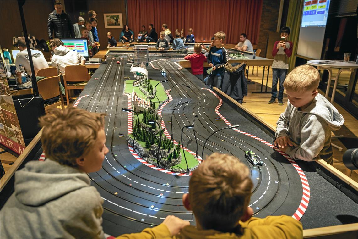 Racedays: Gemeindesaal in Backnang verwandelt sich in Motorsportarena Die 40 Meter lange Carrerabahn im Zentrum der Matthäusgemeinde begeistert nicht nur die Kinder, sondern löst auch bei manchem Elternteil Nostalgiegefühle aus. Fotos: Alexander Becher