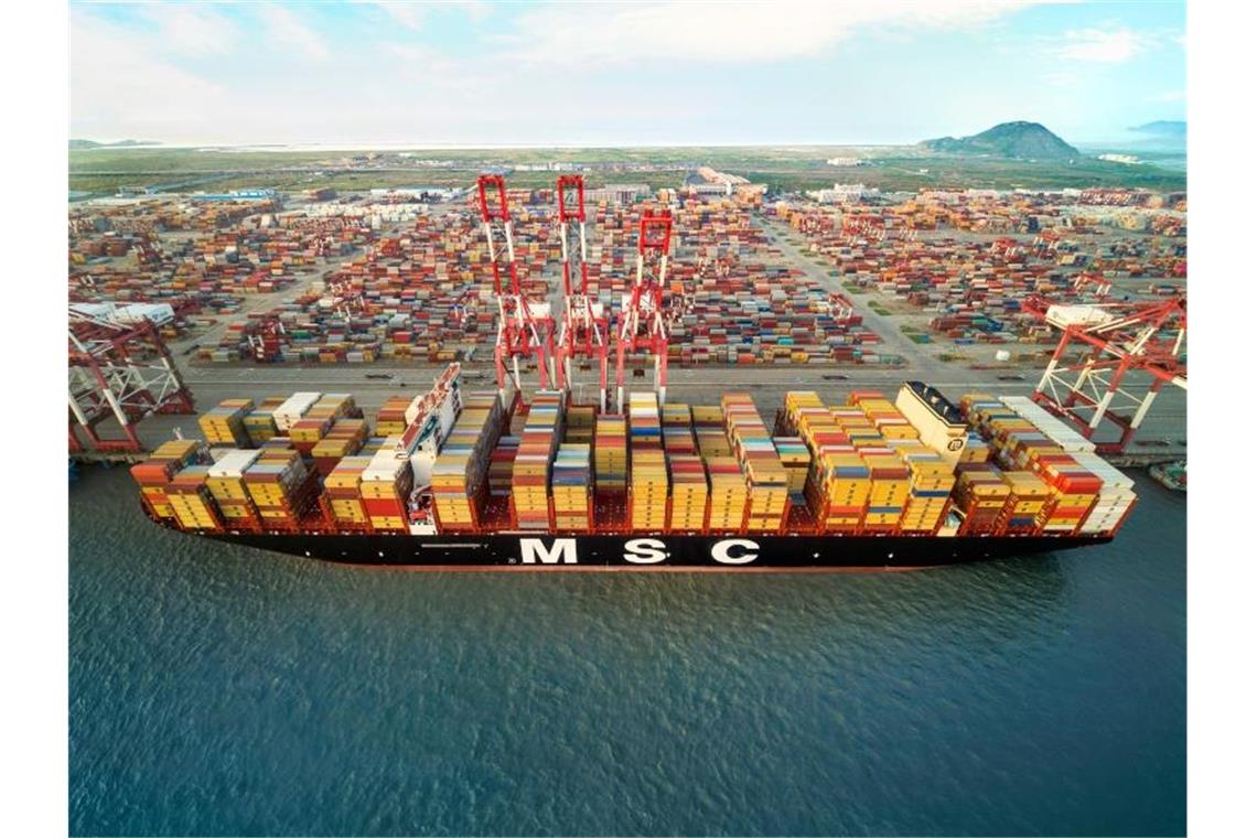 Größtes Containerschiff der Welt legt in Bremerhaven an
