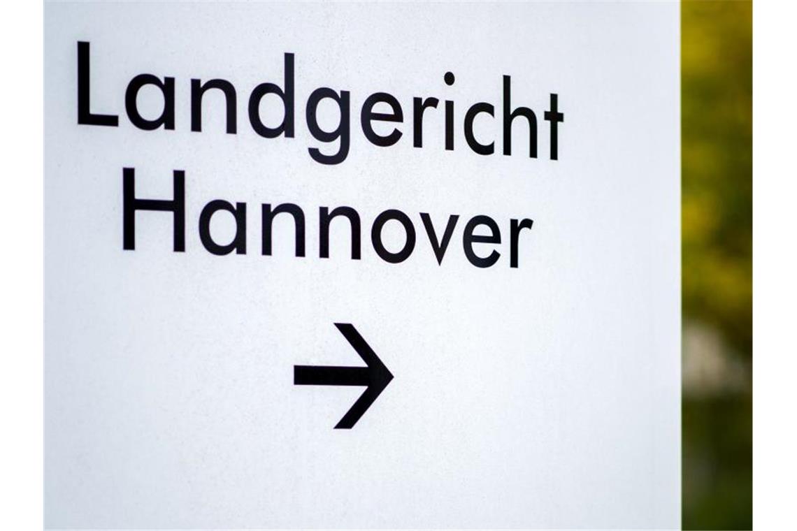 Mutter soll Tochter mit Elektrohalsband gequält haben Die 44-jährige Mutter steht wegen schwerer Misshandlung von Schutzbefohlenen vor dem Landgericht Hannover. Foto: Hauke-Christian Dittrich