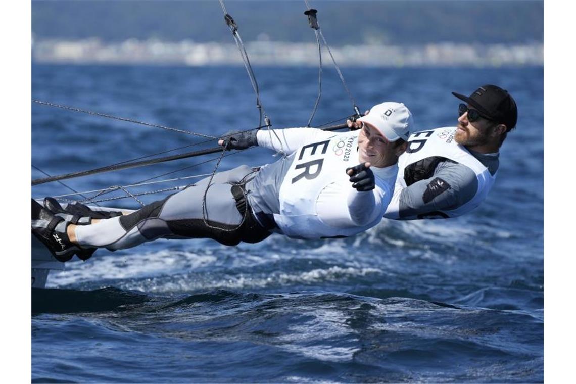 Die 49er-Crew Erik Heil (l) und Thomas Plößel holt Olympia-Bronze. Foto: Gregorio Borgia/AP/dpa