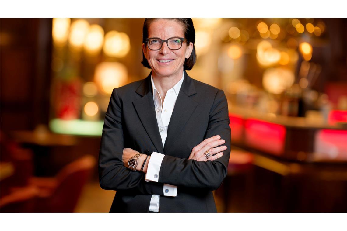 Die 57-Jährige singt Schlager im Playback, tanzt mit ihren Angestellten und erklärt die Arbeit im Hotel.