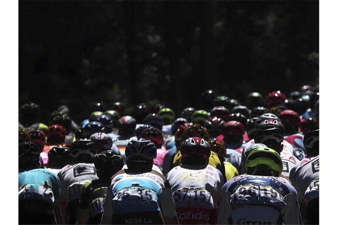 Die 6. Etappe der Tour de France geht erstmals ins Hochgebirge. Die Favoriten müssen sich nun zeigen. Foto: Thibault Camus/AP