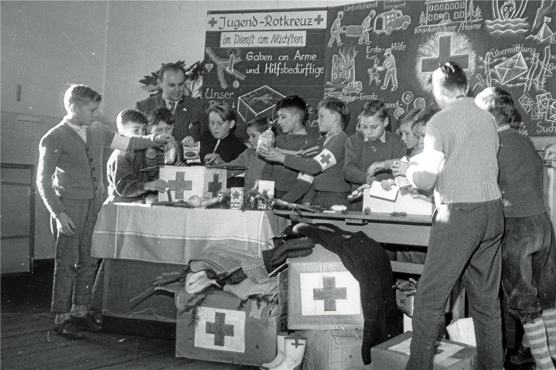 Die 6. Klasse einer Grundschule für Jungen in Viechtach in den 1950er-Jahren beim Verpacken von Geschenken des Jugendrotkreuzes an Hilfsbedürftige.