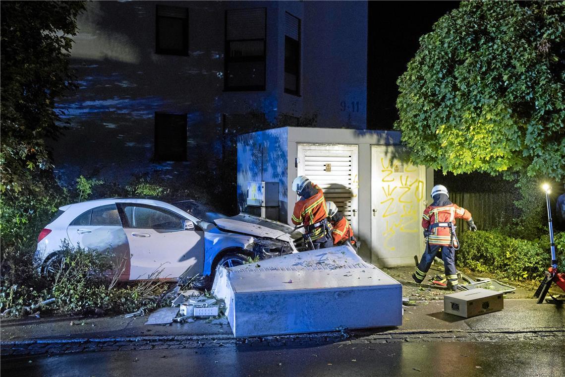 Die 60-Jährige rammte mit ihrem Mercedes auch einen Stromverteilerkasten. Foto: 7aktuell.de/Kevin Lermer 