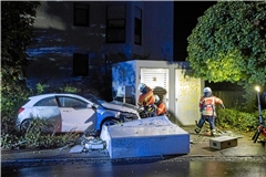Die 60-Jährige rammte mit ihrem Mercedes auch einen Stromverteilerkasten. Foto: 7aktuell.de/Kevin Lermer 