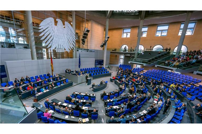 Die 630 Bundestagsabgeordneten werden in diesem Jahr wohl keine Erhöhung bekommen - doch wann wird das beschlossen? (Archivbild)