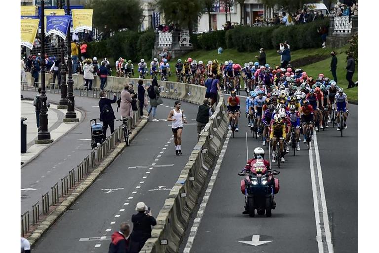 Die 75. Spanien-Rundfahrt wird auch nach der zweiten Corona-Testreihe fortgesetzt. Foto: Alvaro Barrientos/AP/dpa