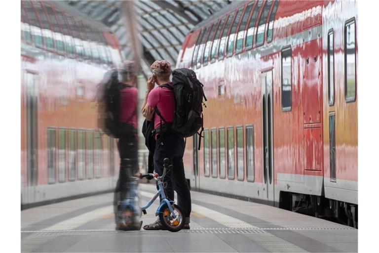 Die 7800 km langen Hauptverkehrsstrecken, auf denen alle ICE-Züge sowie die wichtigsten IC fahren, will die Telekom bis Ende 2024 durchgängig mit einer Datenrate von mehr als 200 Megabit pro Sekunde versorgen. Foto: Paul Zinken/dpa-Zentralbild/dpa