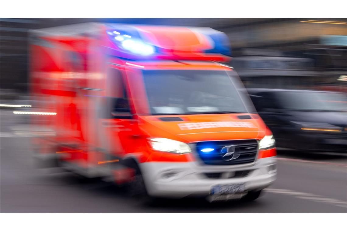 Die 81 Jahre alte Beifahrerin im Auto starb trotz Reanimationsmaßnahmen durch einen Notarzt vor Ort. (Symbolbild)