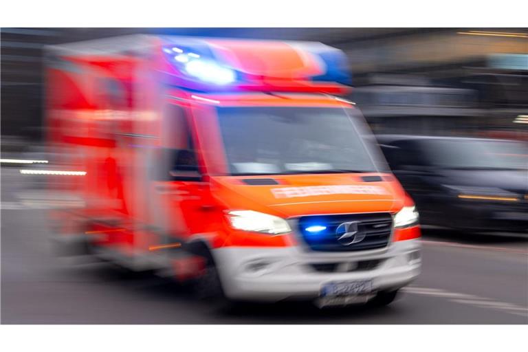 Die 81 Jahre alte Beifahrerin im Auto starb trotz Reanimationsmaßnahmen durch einen Notarzt vor Ort. (Symbolbild)