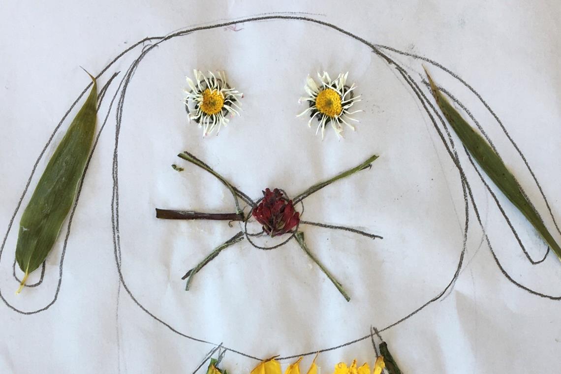 Die 9-jährige Emma Scharfenberg aus Murrhardt verzierte ihren Osterhasen mit Blüten und Blättern. Sie ist die Siegerin bei unserem Wettbewerb. Foto: privat